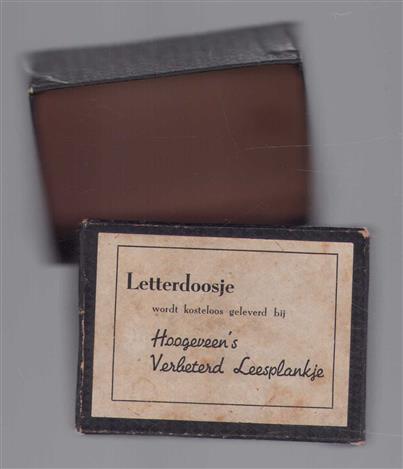 Letterdoosje wordt geleverd bij Hoogeveen s verbeterd leesplankje (kartonnen oorlogsuitvoering)