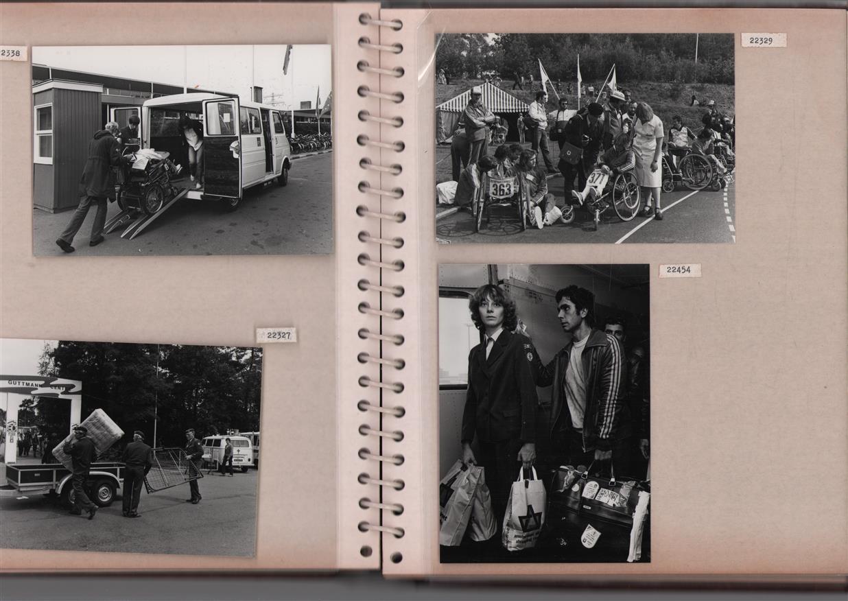 Spiraalband met fotos Rode Kruis in actie tijdens Paralympische Zomerspelen 1980 Arnhem