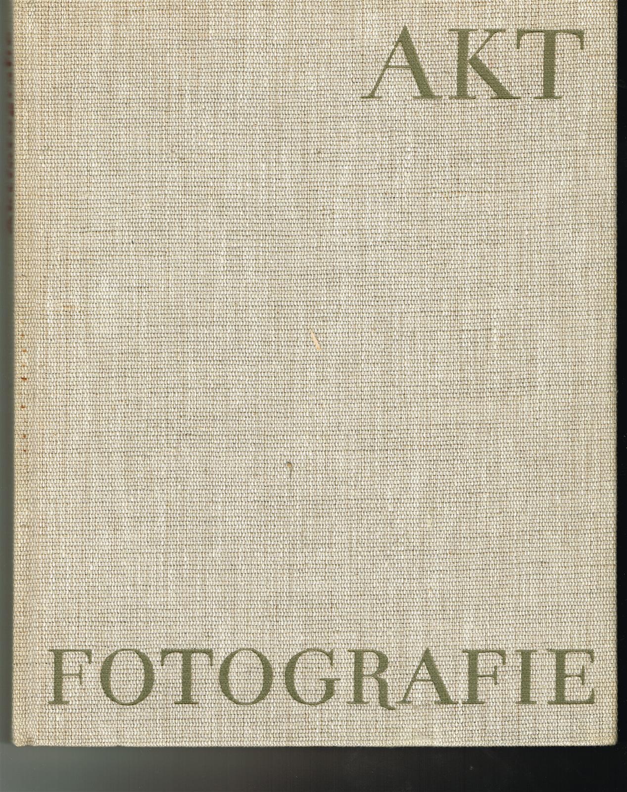 Aktfotografie Mit 115 Schwarzweißfotos.