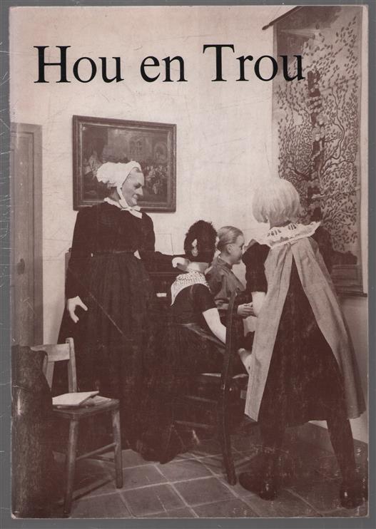 "Hou en trou". klederdrachtententoonstelling 1967-1968 in het Nederlands Openluchtmuseum, opgebouwd uit de bruikleencollectie "H.M. Koningin Wilhelmina" en de eigen verzameling