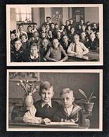 2 originele schoolfoto s uit de 2e wereldoorlog - Klassefoto en de bekende foto achter tafeltje