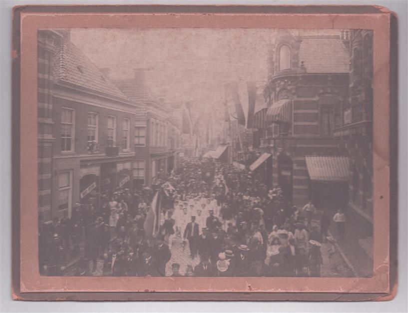 antieke foto -  Roermond, vermoedelijk Neerstraat – processie, ca. 1900–1915.