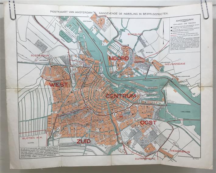 (PLATTEGROND / KAART - CITY MAP / MAP) Postkaart van Amsterdam, aangevende de indeeling in besteldistricten